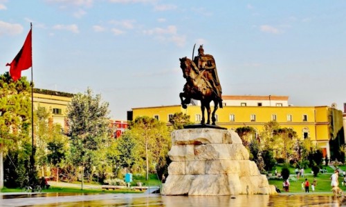 Zdjcie ALBANIA / Tirana / Tirana / Pomnik Skanderbega z 1968 roku