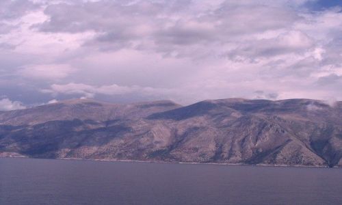 Zdjęcie ALBANIA / Morze Śródziemne /  w drodze do Grecji / góry z morza