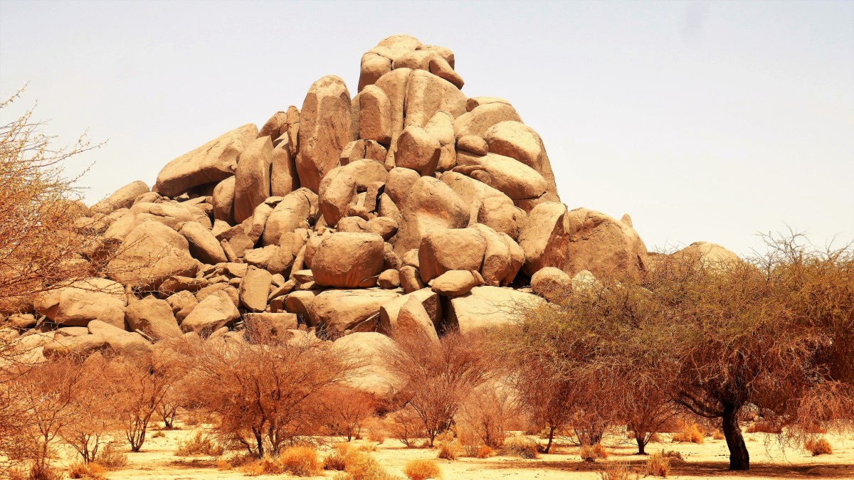 Zdjęcia: Okolice Tamanrasset, Sahara, Natura zaszalała i ułożyła góry z ... kamieni, ALGIERIA Zdjęcia: Okolice Tamanrasset, Sahara, Natura zaszalała i ułożyła góry z ... kamieni, ALGIERIA