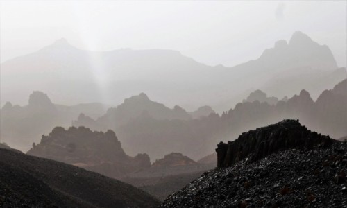 Zdjcie ALGIERIA / Sahara / Okolice Tamanrasset / Sahara bywa rwnie czarna