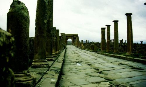 Zdjęcie ALGIERIA / wschód / rouffi / Timgad- brama Trajana