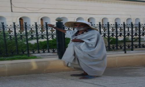 Zdjęcie ALGIERIA / - / Biskra / Starzec przed meczetem