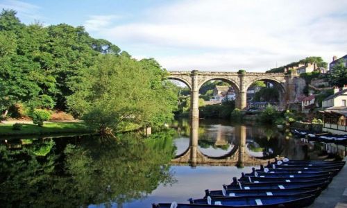 Zdjecie ANGLIA / North Yorkshire / Knaresborough /  podzamcze - zamek Knaresborough