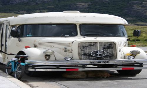 Zdjecie ARGENTYNA / Patagonia / El Chalten / Drzemka pod autobusem