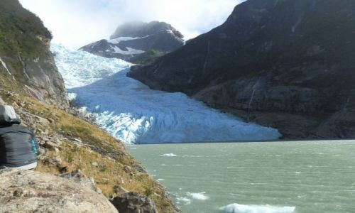 Zdjecie ARGENTYNA / Patagonia / Patagonia / Rzeka lodu wpadajca do jeziora