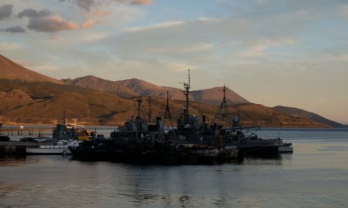 Zdjcie ARGENTYNA / Ushuaia / Ushuaia / Resztki floty Argentyny... I jak tu walczy o Malwiny?