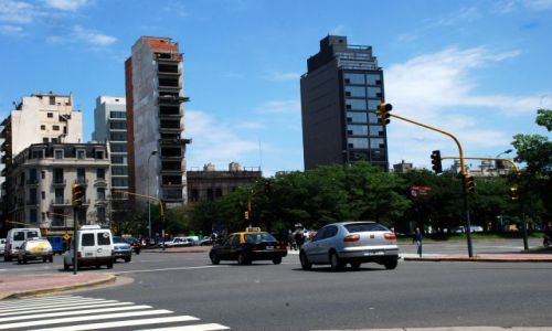 Zdjęcie ARGENTYNA / Buenos Aires / Buenos / bloki za waskie, ulice za szerokie
