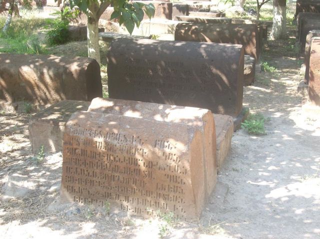 Zdjęcia: Eczmiadzyn tzw. ormianski Watykan, Nagrobki przykoscielne, ARMENIA Zdjęcia: Eczmiadzyn tzw. ormianski Watykan, Nagrobki przykoscielne, ARMENIA