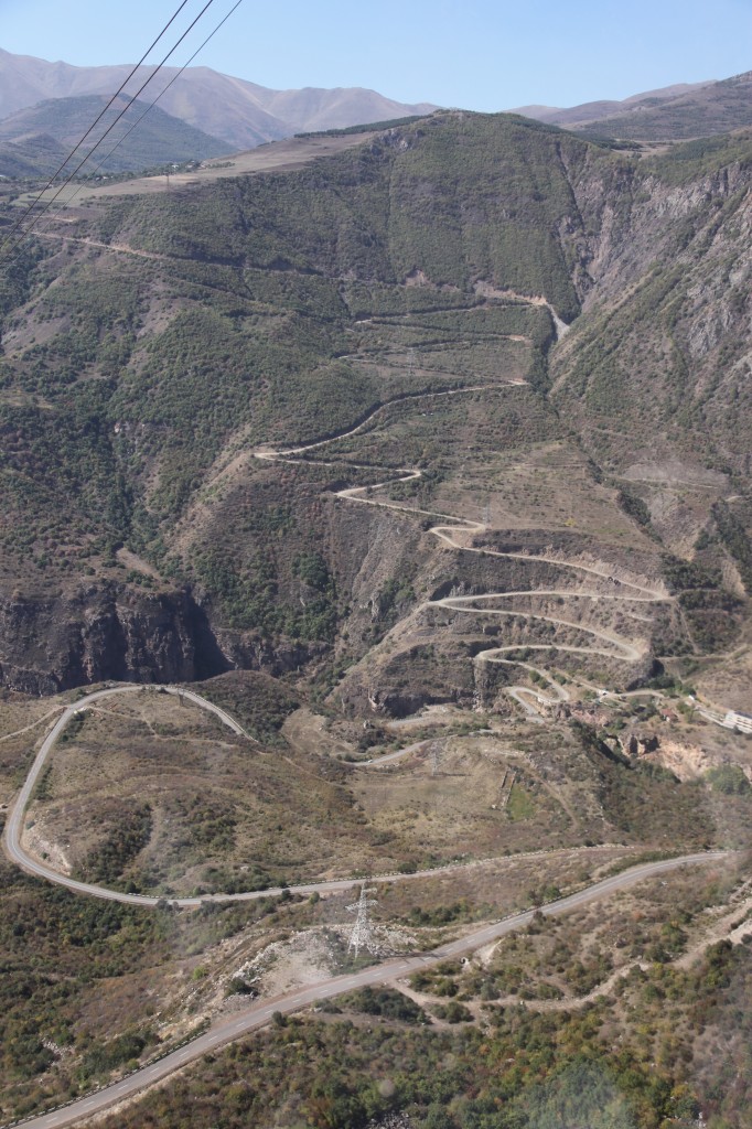 Zdjęcia: Kanion rzeki Vorotan, Sjunik, Droga do klasztoru Tatev, ARMENIA Zdjęcia: Kanion rzeki Vorotan, Sjunik, Droga do klasztoru Tatev, ARMENIA