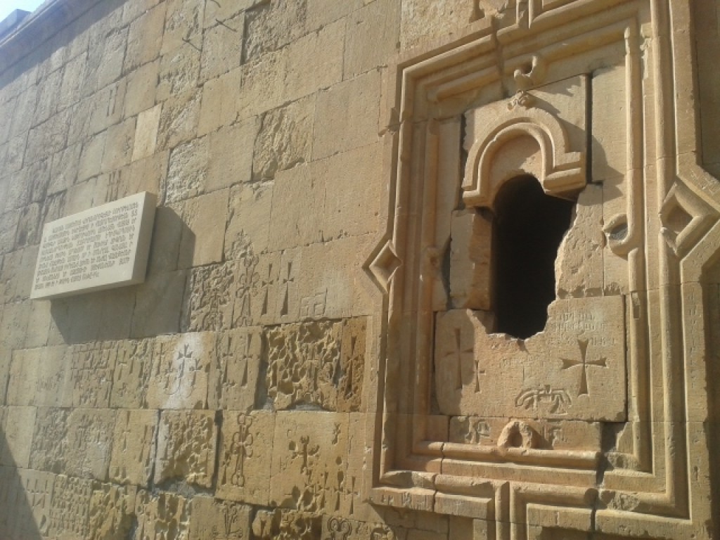 Zdjęcia: Norawank, Vayots Dzor , Ściana świątyni w Norawank, ARMENIA Zdjęcia: Norawank, Vayots Dzor , Ściana świątyni w Norawank, ARMENIA