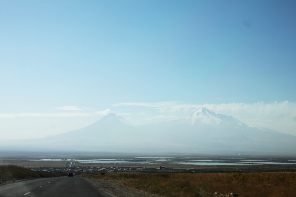 Zdjęcia: Gdzies w drodze, Yerywan, Dwa wulkany, ARMENIA Zdjęcia: Gdzies w drodze, Yerywan, Dwa wulkany, ARMENIA