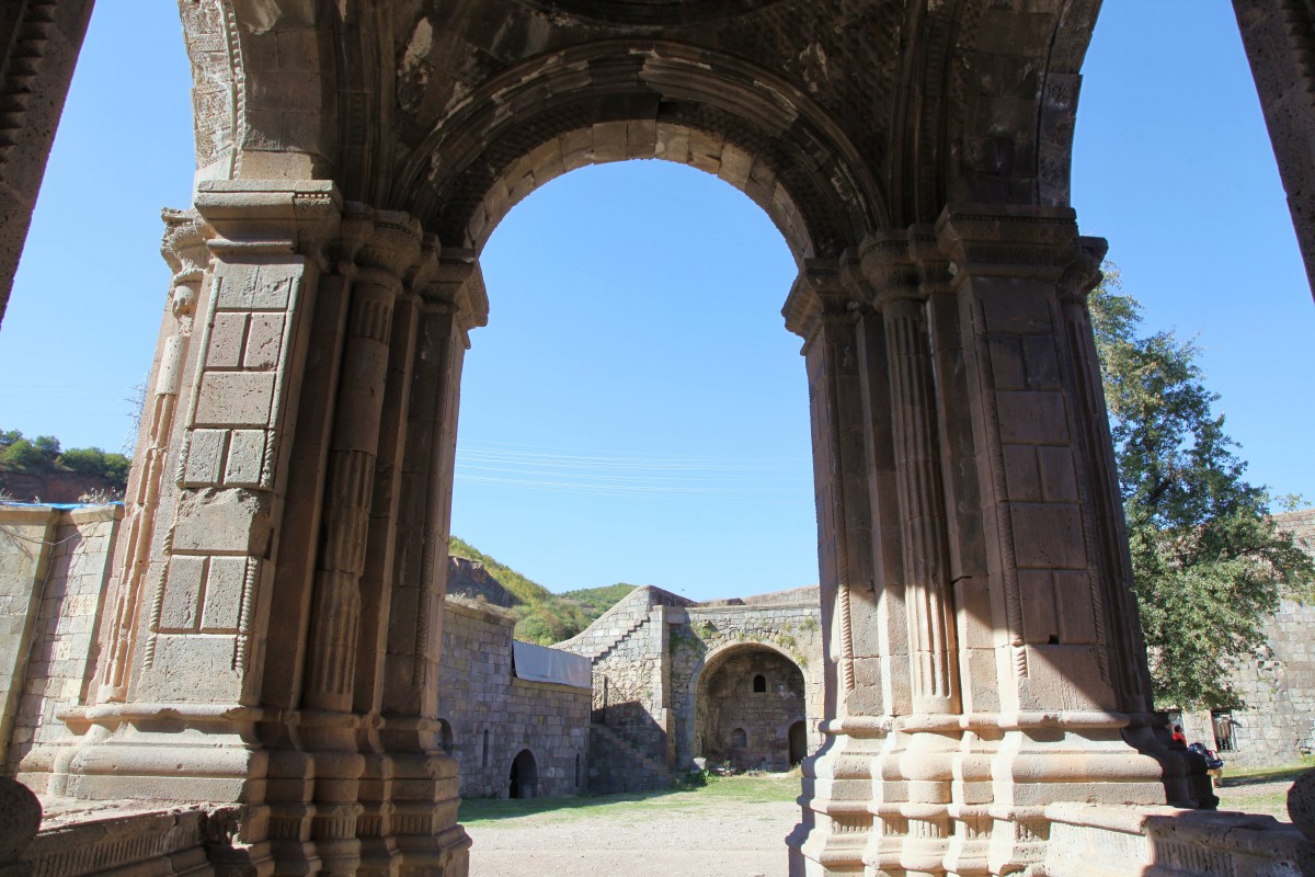 Zdjęcia: Tatev , Sjunik, Wejście do świątyni, ARMENIA Zdjęcia: Tatev , Sjunik, Wejście do świątyni, ARMENIA