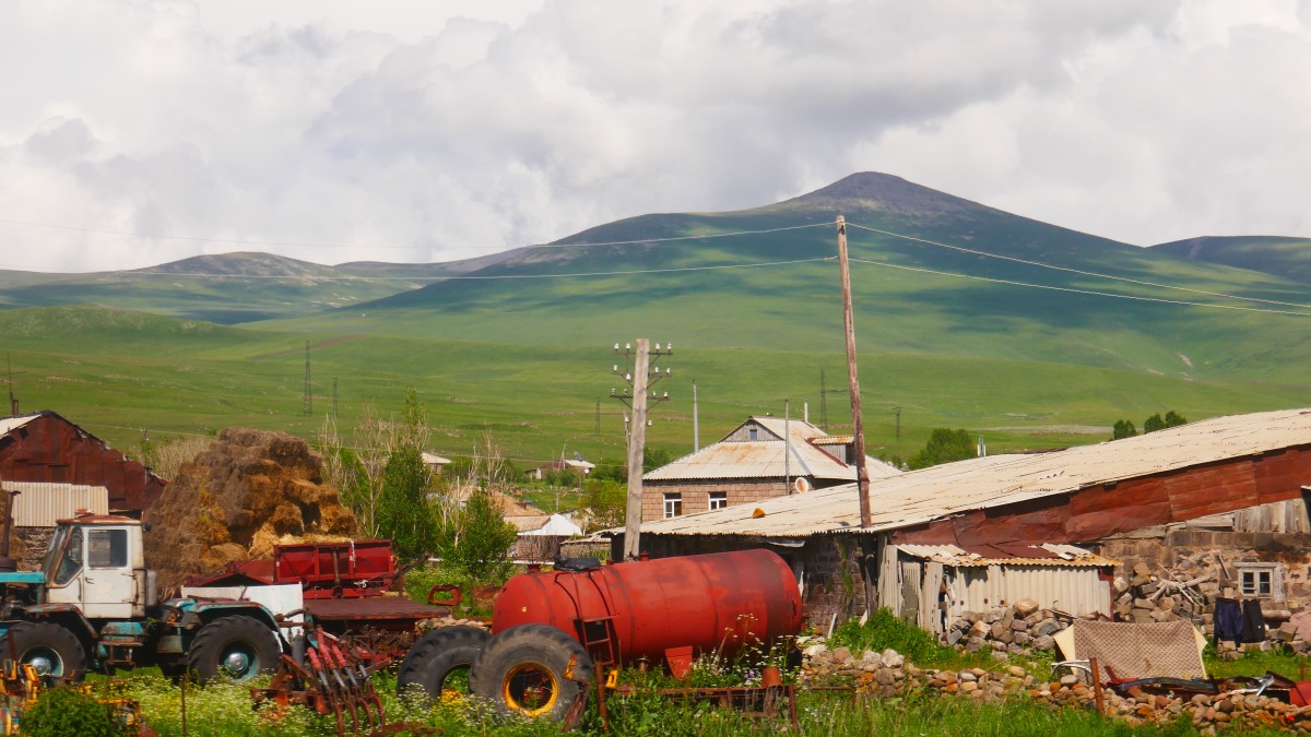 Zdjęcia: widok z drogi do Erywania, pogranicze armeńsko-gruzińskie, Pierwsza armeńska wioska, ARMENIA Zdjęcia: widok z drogi do Erywania, pogranicze armeńsko-gruzińskie, Pierwsza armeńska wioska, ARMENIA