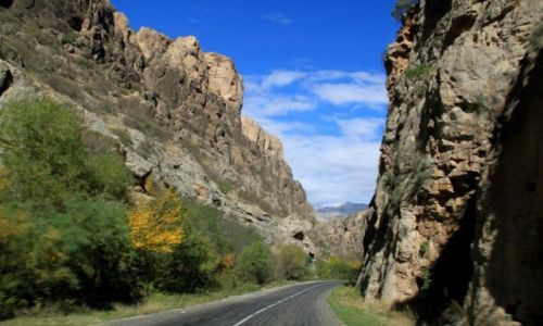 Zdjecie ARMENIA / Wajoc Dor  / Norawank / Droga do klasztoru przez gry