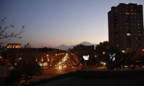 Zdjęcie ARMENIA / Erywań / Erywań / Erywań z Araratem w tle