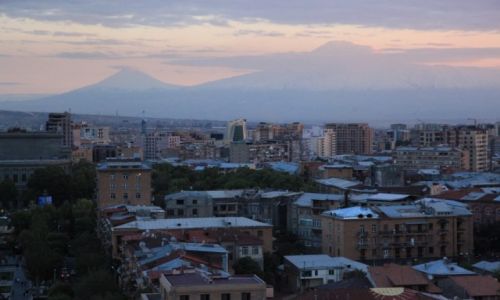 Zdjecie ARMENIA / Erywa / Park Zwycistwa / Erywa na tle witej gry Ormian