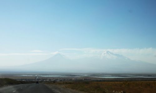 Zdjecie ARMENIA / Yerywan / Gdzies w drodze / Dwa wulkany