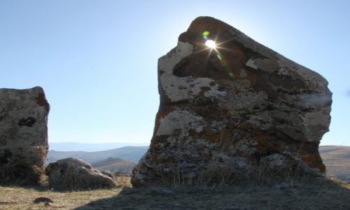 Zdjcie ARMENIA /  Sisian / Zorats Karer / Carahunge -  pod soce