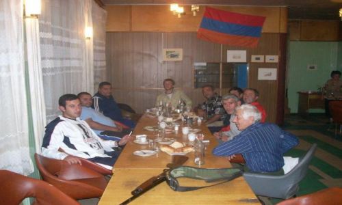 Zdjecie ARMENIA / brak / Wulkan Aragats (4090 m) najwyzsza gora Armenii / Jak tu sie nie czuc bezpiecznie... Impreza w stacji meteo