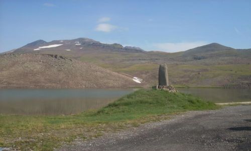 Zdjęcie ARMENIA / brak / Wulkan Aragats (4090 m) najwyzsza gora Armenii / Poranne spojrzenie na jeziorko