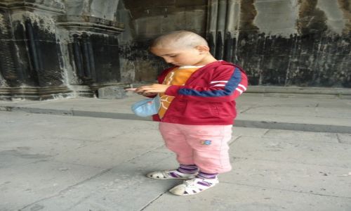 Zdjcie ARMENIA / Lori / Achtala, okolice Alawerdi / Obracam w palcach zoty pienidz ...
