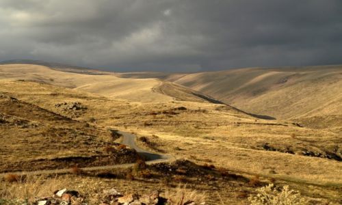 Zdjcie ARMENIA / prowincja Aragatsotn / rejon twierdzy Amberd / Przed burz