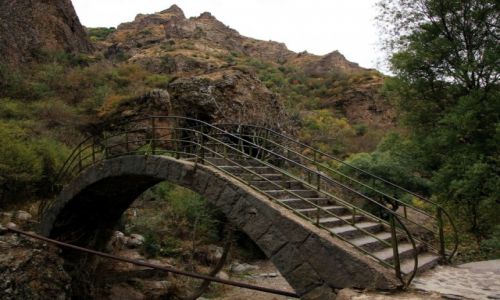 Zdjcie ARMENIA / Kotajk / Geghard  / Mostek