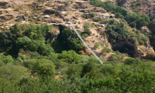 Zdjęcie ARMENIA / Goris / Stary Khndzoresk - skalne miasto / wiszący most