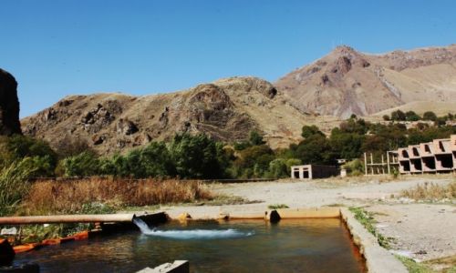 Zdjecie ARMENIA / Sisian / Vorotan / Miao by uzdrowisko, przyszed kryzys i jest gruzowisko