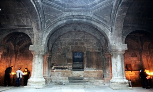 Zdjcie ARMENIA / Tawush - Dilian  / Klasztor w Hagarcin / Wchodzc do wityni