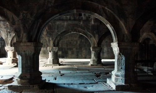 Zdjecie ARMENIA / Lori Marz / Klasztor w Sanahin  / Filary tysicletniej wityni
