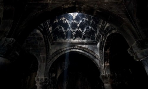 Zdjcie ARMENIA / Kotajk / Geghard / Mroczne wntrze ormiaskiego kocioa