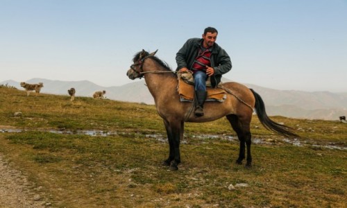 Zdjcie ARMENIA / przecz / mdzy Margahovit a Meghradzor / Gospodarz....