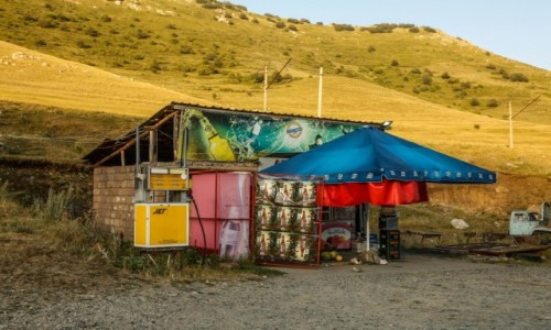 Zdjęcie ARMENIA / prawie Meghradzor / droga z Margahovit / Przydrożna stacja....
