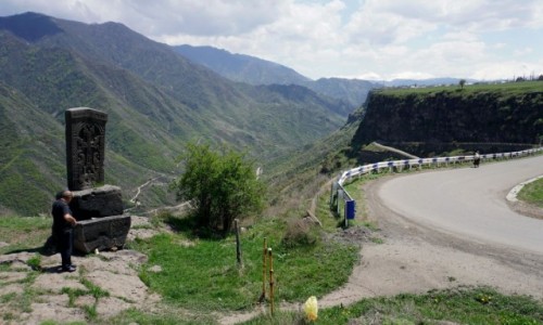 Zdjęcie ARMENIA / - / Sanahin / Chaczkar przy drodze wspinającej się z kanionu do Odzun