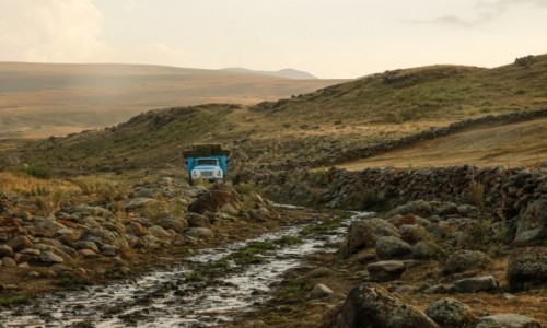 Zdjecie ARMENIA / 60 km. od Erywania / ry Gegamskie / Droga pod Azhdahak 