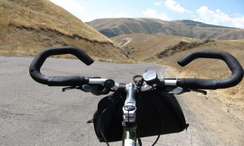 Zdjęcie ARMENIA / Okolice Sisan / droga do Sisan / mój pojazd na górskiej drodze