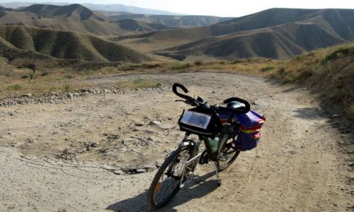 Zdjecie ARMENIA / Na pd od Erewania / droga z Garni do Lanzajat / rower wszdzie przejedzie
