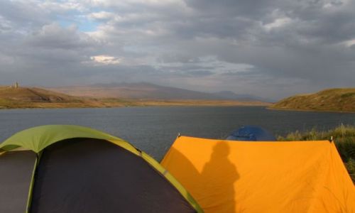 Zdjecie ARMENIA / pd Armenia / Jezioro Artsvanik / widok z namiotu na jezioro