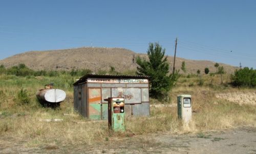 Zdjęcie ARMENIA / płd Armenia / ok. Vajk /  kłopotliwa stacja
