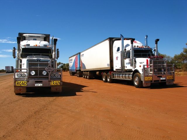 Zdjęcia: gdzies przy drodze, WA, Road train, AUSTRALIA Zdjęcia: gdzies przy drodze, WA, Road train, AUSTRALIA