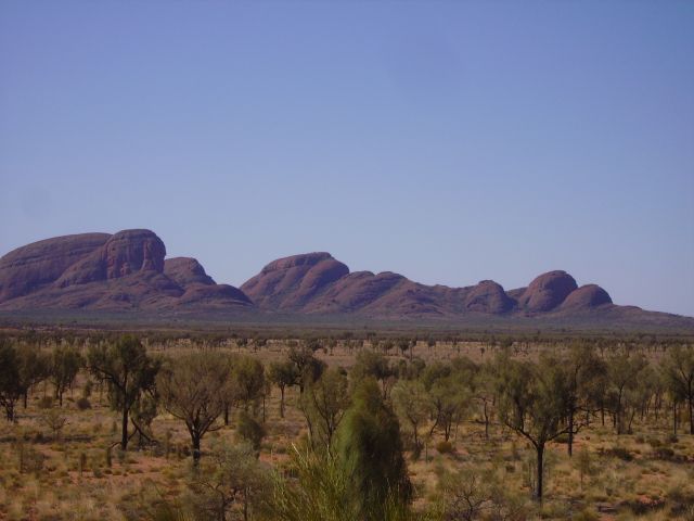 Zdjęcia: okolice Ayers Rock, środkowa Australia, pierwsze spojrzenie na Kata Tjuta, AUSTRALIA Zdjęcia: okolice Ayers Rock, środkowa Australia, pierwsze spojrzenie na Kata Tjuta, AUSTRALIA