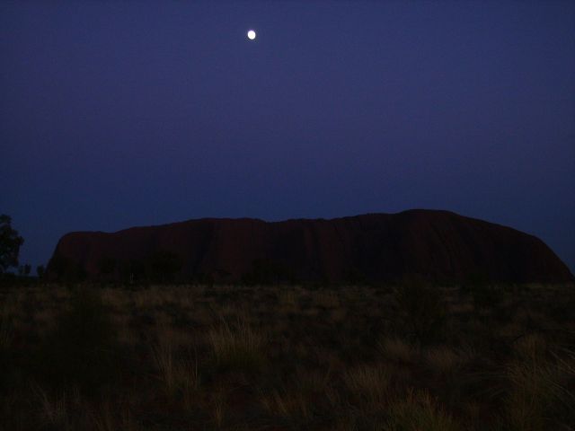 Zdjęcia: Ayers Rock, środkowa Australia, księżyc nad Uluru, AUSTRALIA Zdjęcia: Ayers Rock, środkowa Australia, księżyc nad Uluru, AUSTRALIA