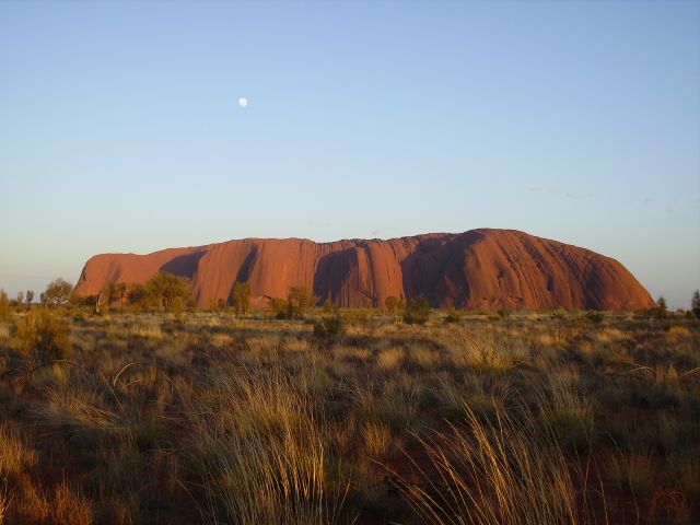 Zdjęcia: Ayers Rock, środkowa Australia, Uluru oświetlone wschodzacym słońcem, AUSTRALIA Zdjęcia: Ayers Rock, środkowa Australia, Uluru oświetlone wschodzacym słońcem, AUSTRALIA