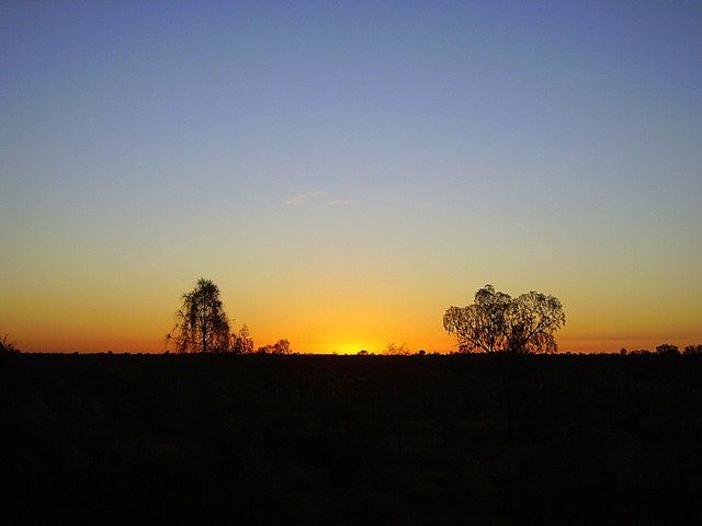 Zdjęcia: okolice Ayers Rock, środkowa Australia, zmierzch na pustyni przy Uluru, AUSTRALIA Zdjęcia: okolice Ayers Rock, środkowa Australia, zmierzch na pustyni przy Uluru, AUSTRALIA