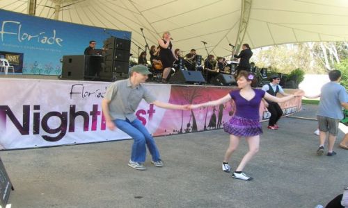 Zdjęcie AUSTRALIA / Canberra / W canberskim parku / Floriada--tanczaca para