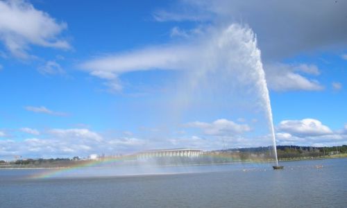 Zdjecie AUSTRALIA / Stolica Australii / Lake Burley Griffin / Fontanna w Canberze