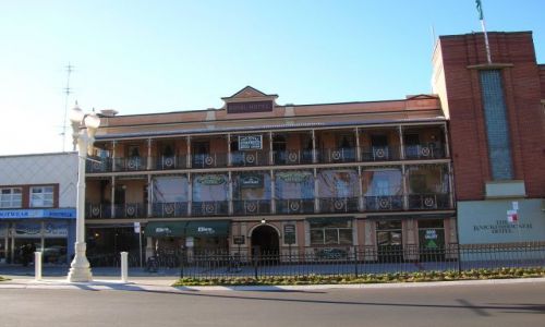 Zdjecie AUSTRALIA / NSW / okolice Ganadah, miasta w pn-zach NSW / Ciekawa lampa i hotel w country