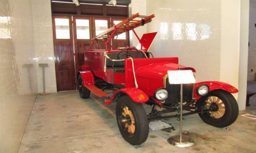 Zdjęcie AUSTRALIA / Perth / remiza / Stary samochód strażacki