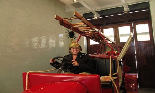 Zdjęcie AUSTRALIA / Perth / remiza / mundur strażacki z ubiegłego wieku